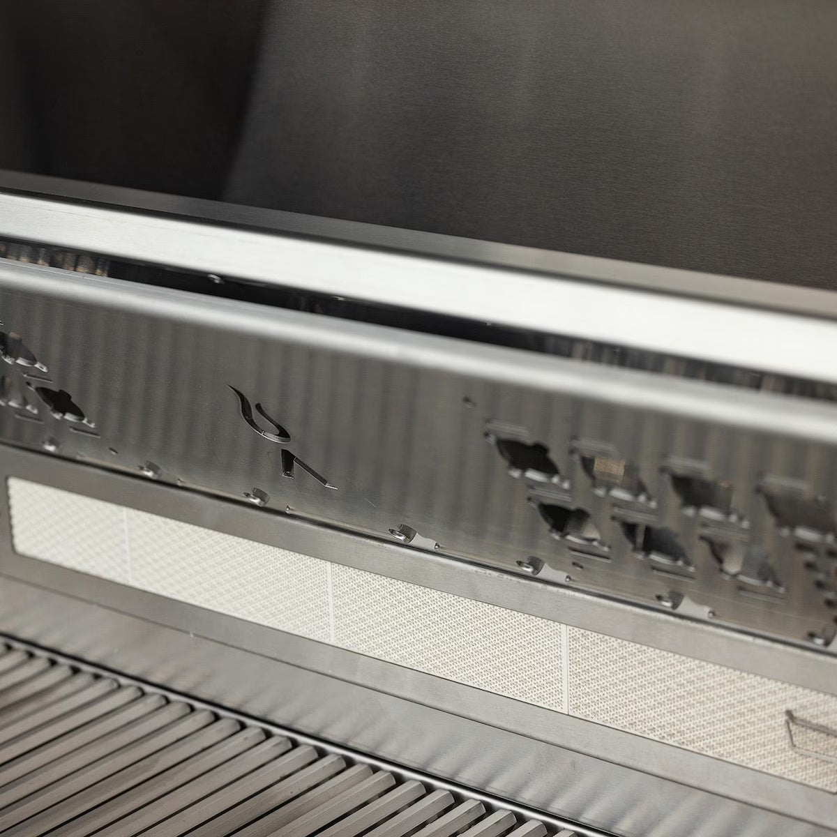 Blaze LTE PRO 32-Inch 4-Burner Built-In Natural Gas Grill with Digital Temperature Screen & Rotisserie – BLZ-4LTEPRO-NG